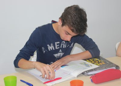 Alumno estudiando