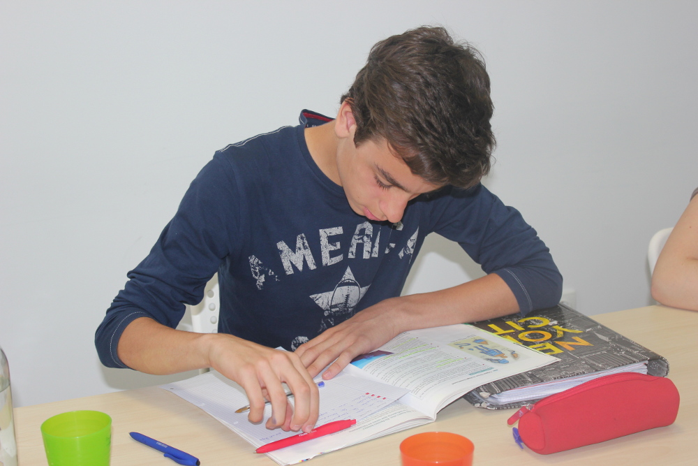 Alumno estudiando
