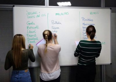 Alumnas en clase de valenciano.