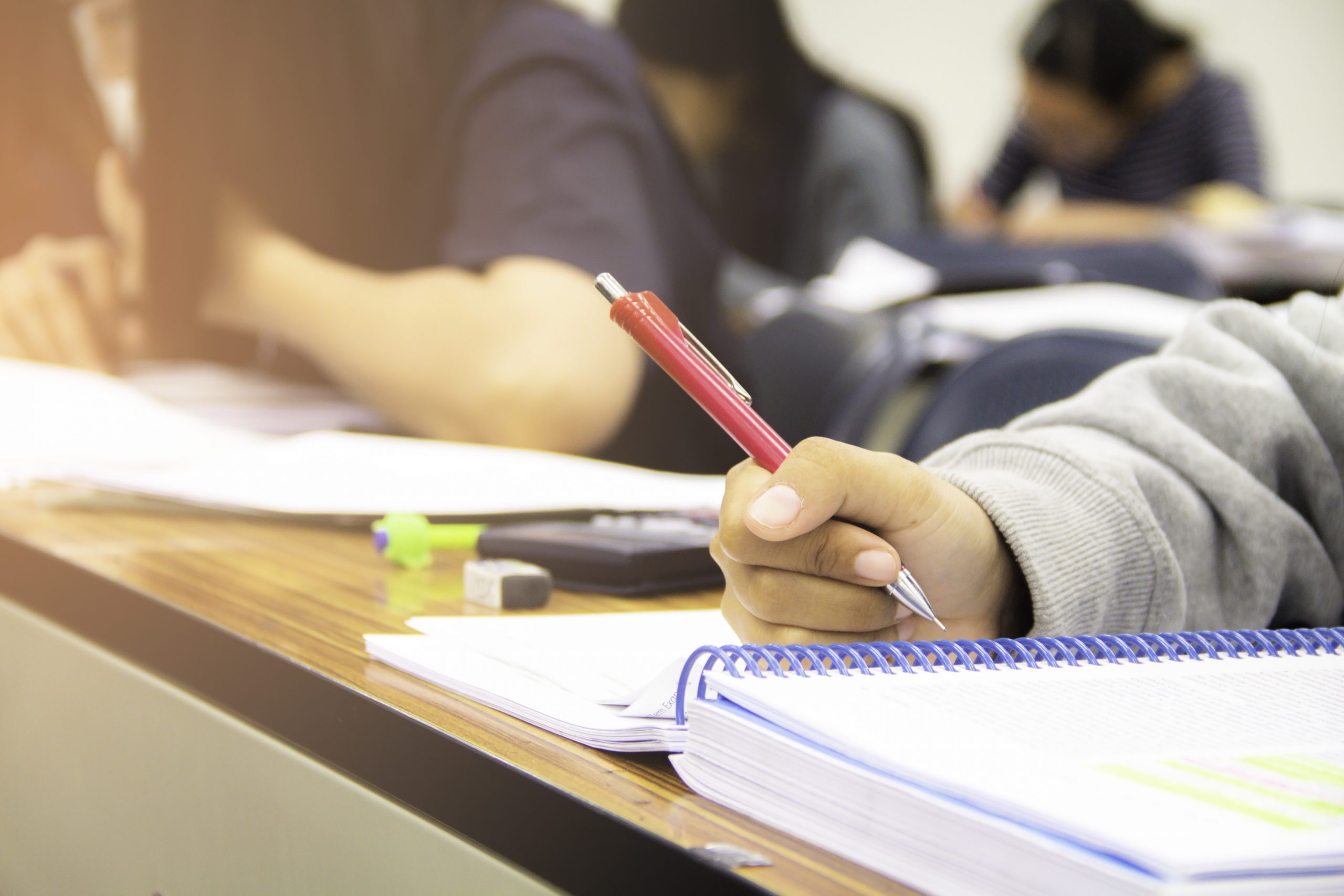 Estudiantes adultos en clase 