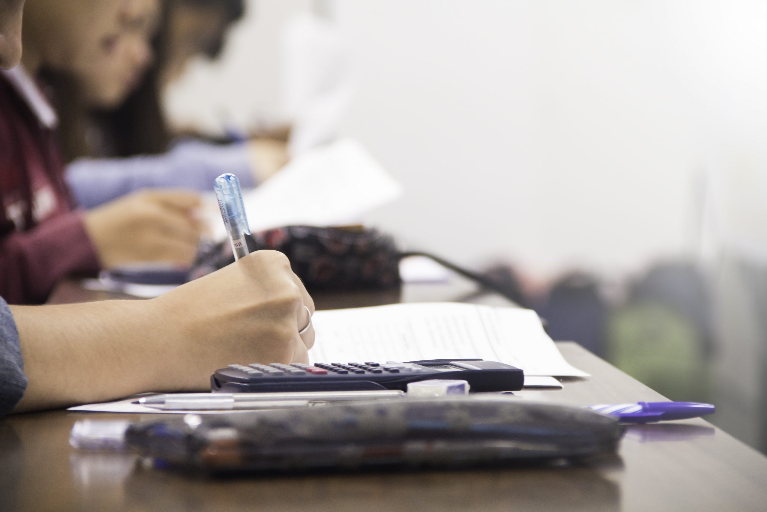 Estudiantes haciendo un examen.