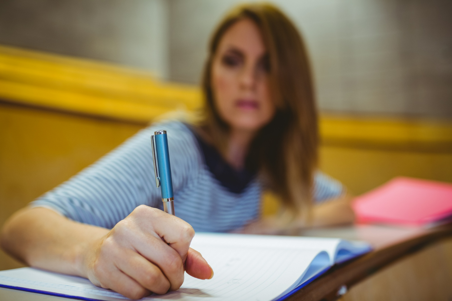 Estudiante tomando notas en clase de valenciano
