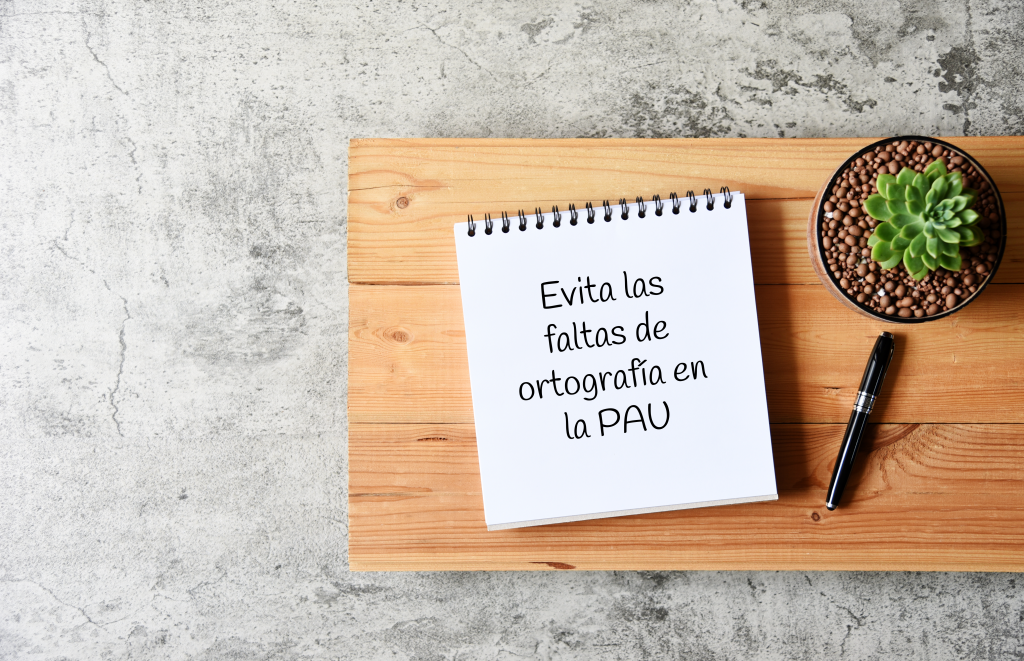 Libreta sobre la mesa: evita las faltas de ortografía en la PAU