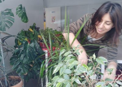 Eli regando las plantas en pandemia